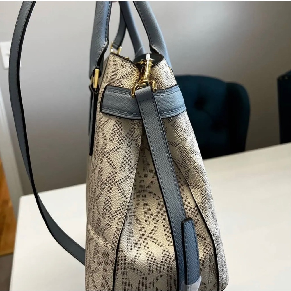 🩵NWT Michael Kors Large Lynn Satchel Pale Blue Multi Logo🩵 - Picture 7 of 8